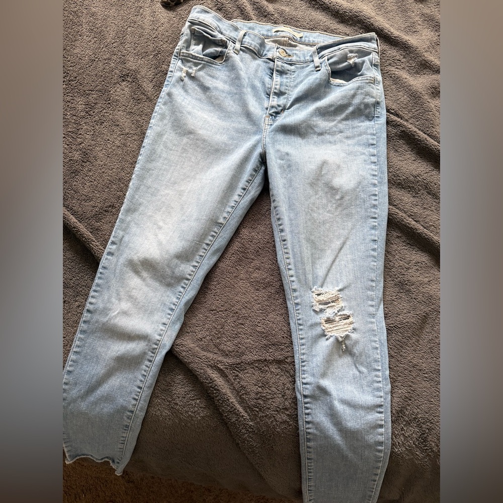 Women’s Levi’s Light Blue Distressed Jeans